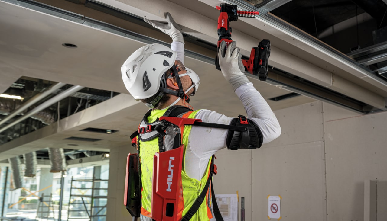 Arbeiten über Kopf abgehängte Decke mit Hilti EXO-01 Schulter-Exoskelett und Set SD-M 2 + S-DS01B 3,5x25 + 3,5x35