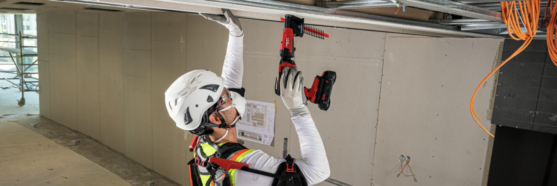Abgehängte decke wird Überkopf installiert