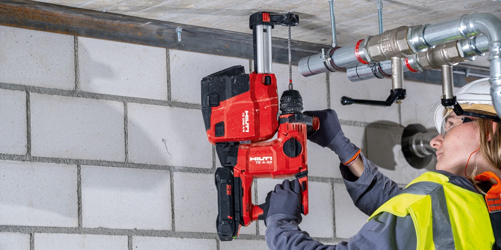 Eine Person arbeitet mit dem Hilti TE 4-22 Akku-Bohrhammer TE 4-22 über Kopf