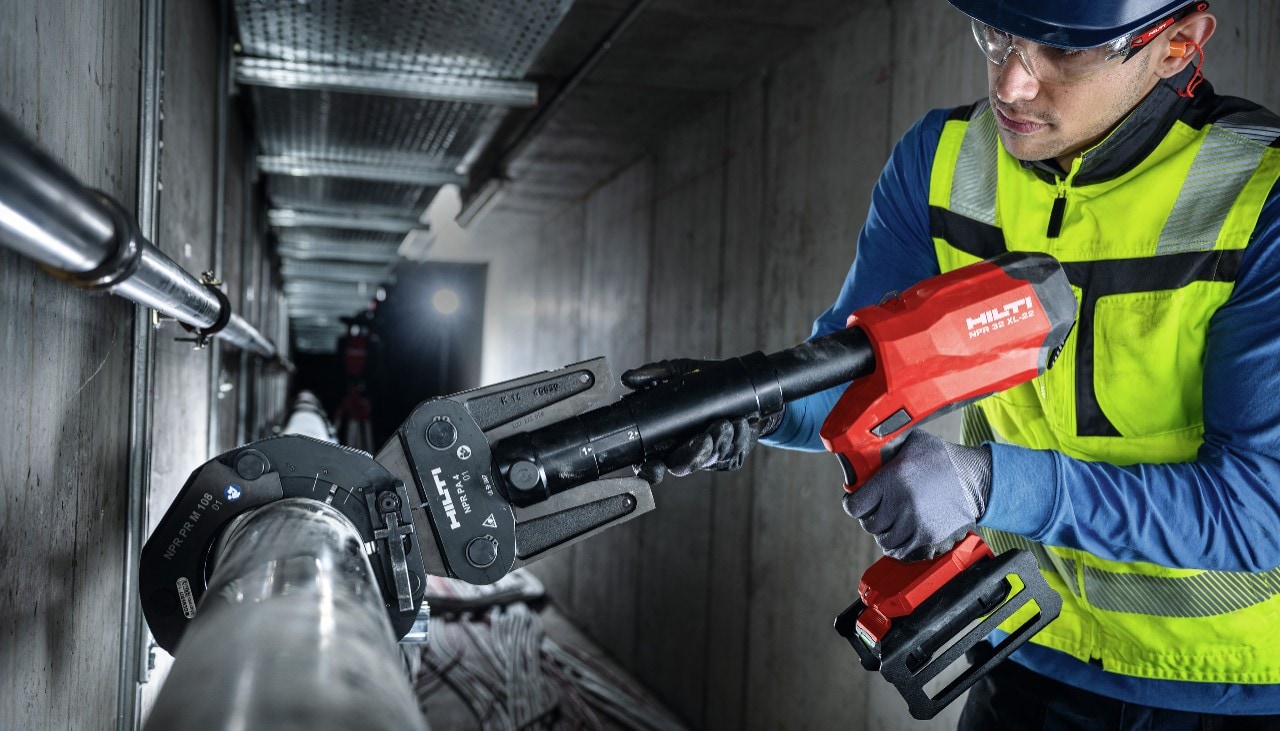 Hydraulische Rohrpresse NPR 32 XL-22 mit dem Hilti Nuron Akku B22-55