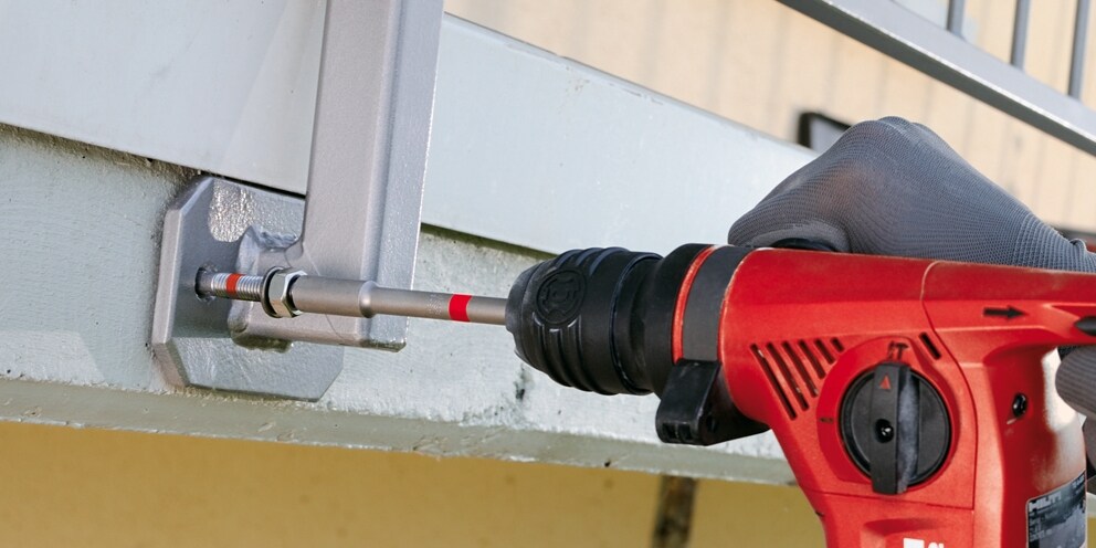 Geländer in Beton befestigen mit Hilti Bolzenanker HST3 und Hilti TE 4-A22 Akku Bohrmaschinen Bohrhammer