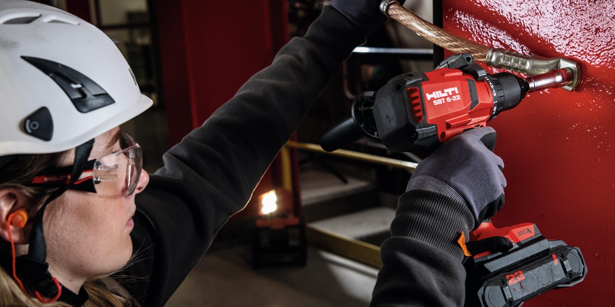 Befestigungen von leitenden Verbindungen auf Stahl mit Hilti Nuron SBT 6-22 Akku-Bohrschrauber