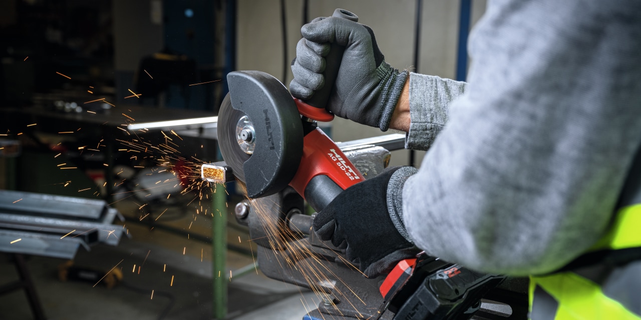 Metall schneiden mit den Hilti Akku-Winkelschleifer AG 6D-22