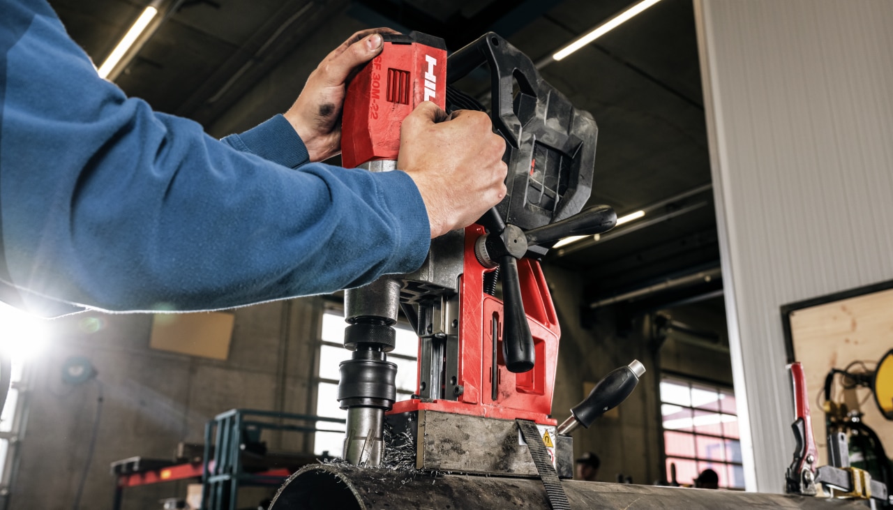 Magnetbohrmaschine SF 30M-22 bohrt in ein großes Metallrohr