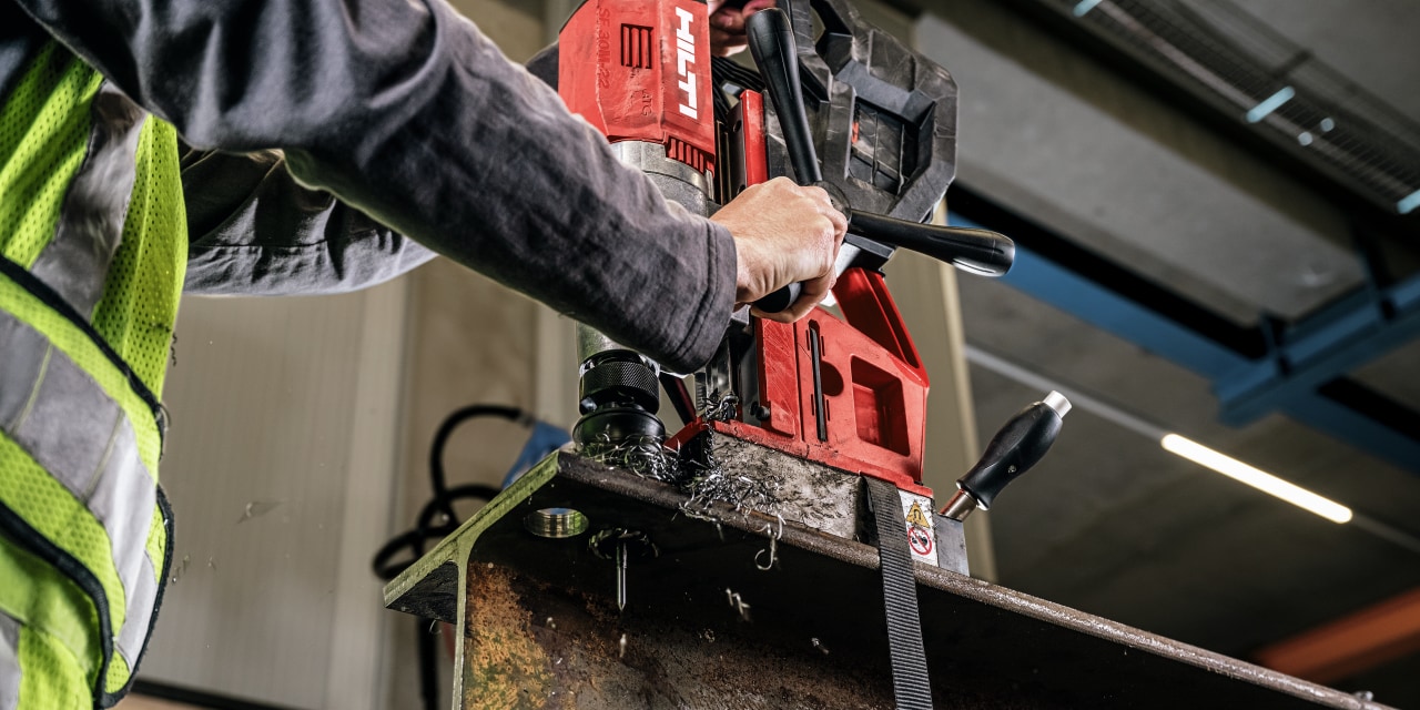Magnetbohrmaschine SF 30M-22 beim Bohren in einen Stahlträger