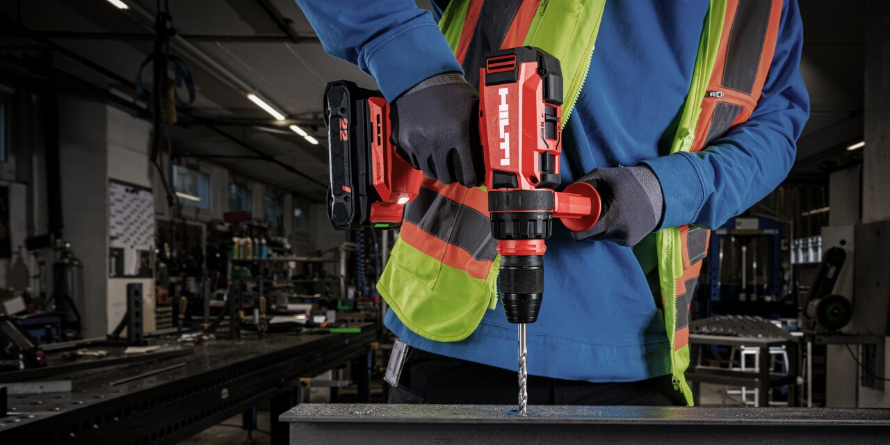 Akku-Bohrschrauber SF 8M-22 beim Bohren in einen Stahlträger