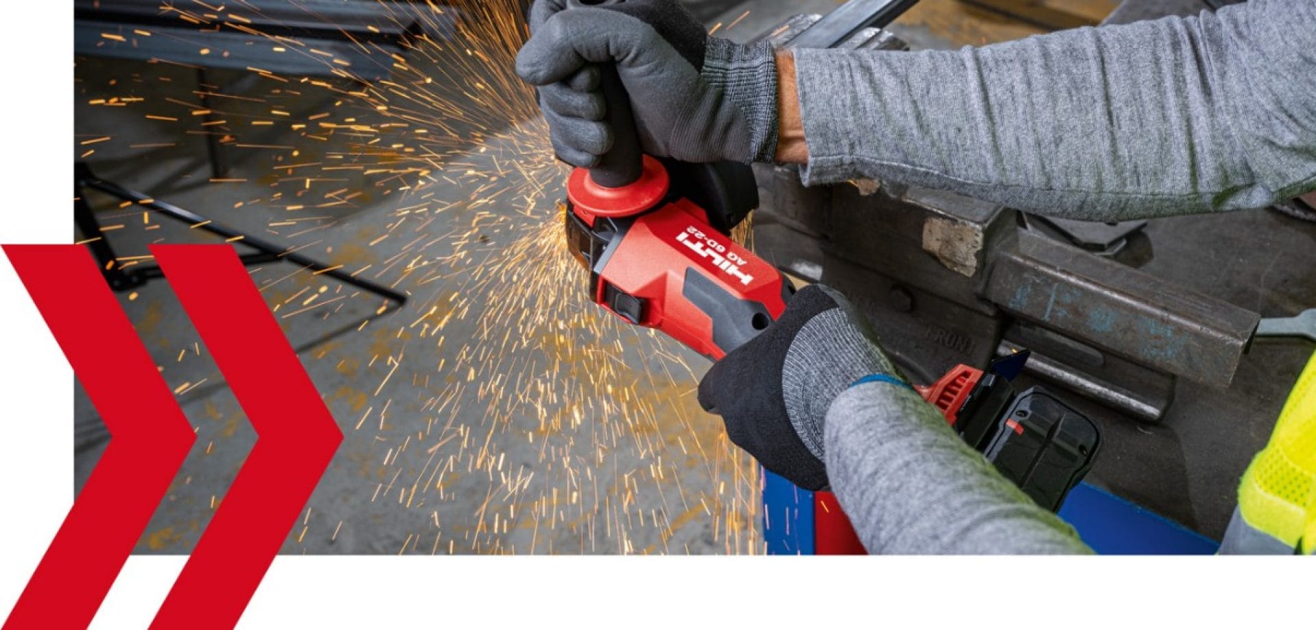 Eine Person schneidet mit dem Hilti Nuron Winkelschleifer AG 6D-22 kabellos Metall.