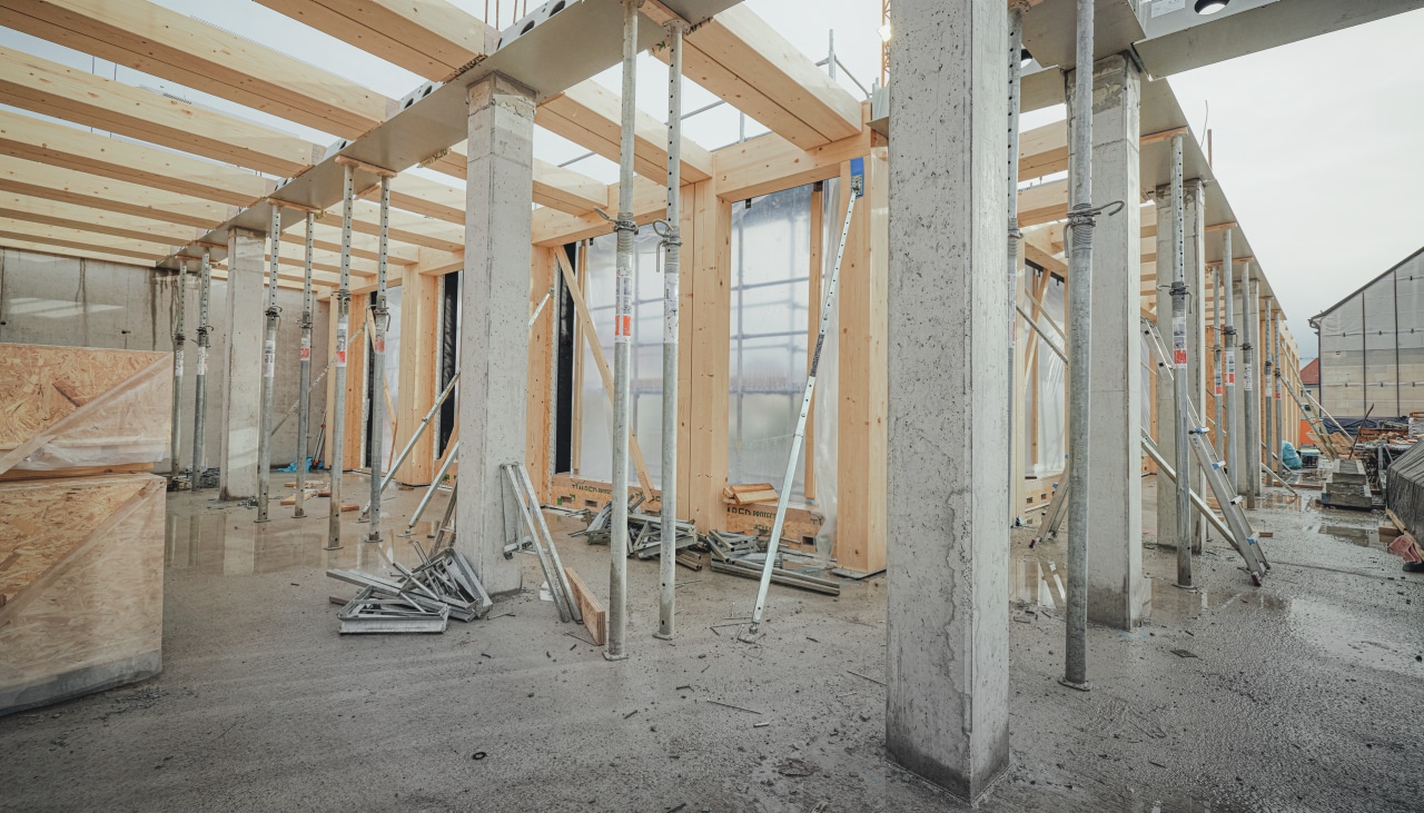 Baustelle auf der Holzbalken auf Betonfundament befestigt wurden