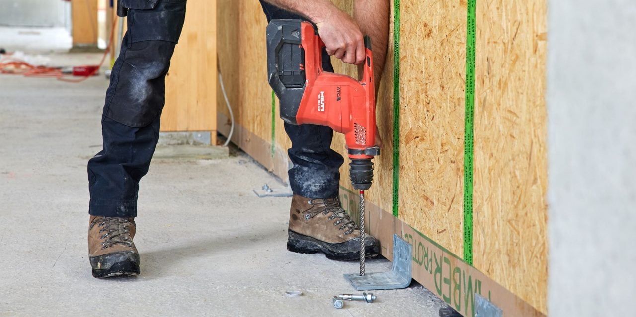 Arbeiter mit Hilti Bohrmaschine