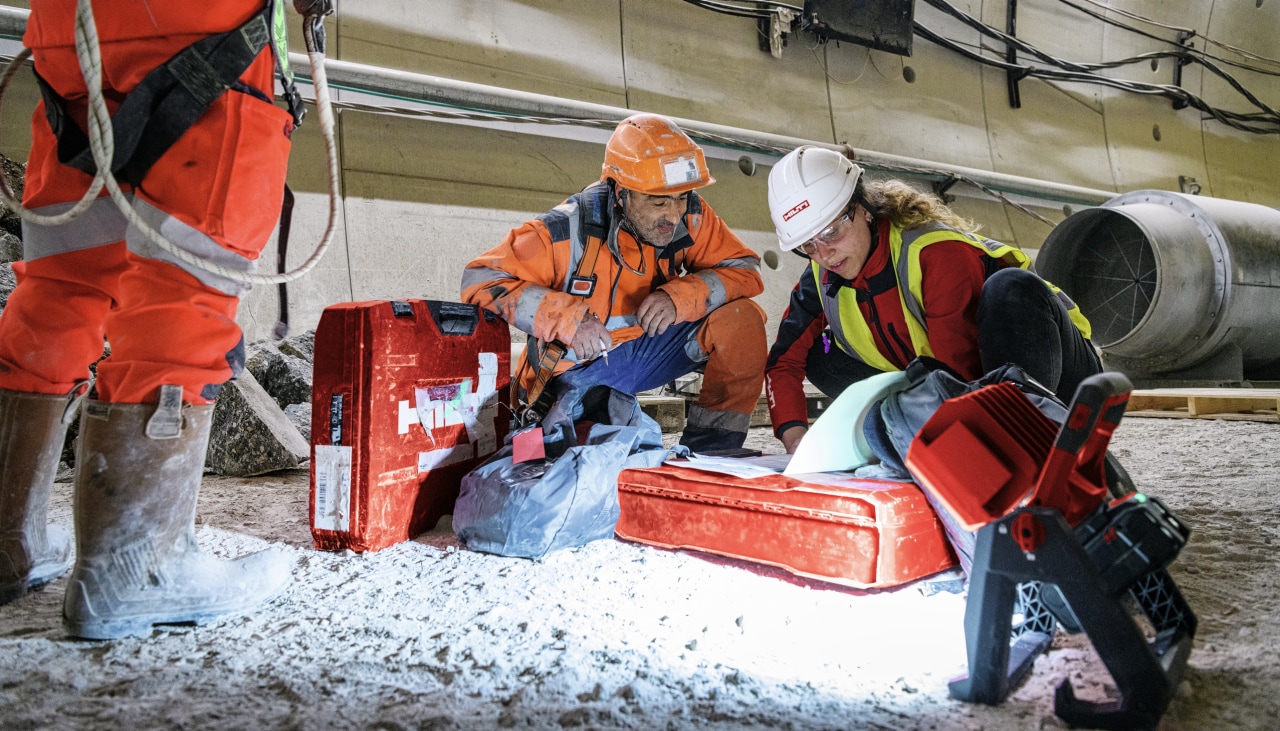 Hilti Verkaufsberaterin und Kunde im Gespräch in einem Tunnel