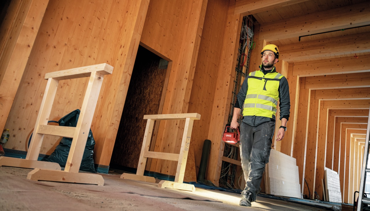 Arbeiter auf Holzbaustelle