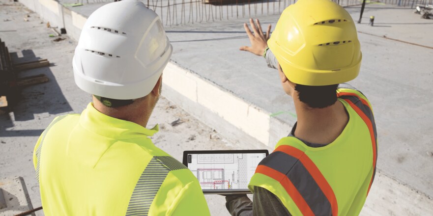 Smartphone mit Brandschutz-Dokumentation auf dem Screen