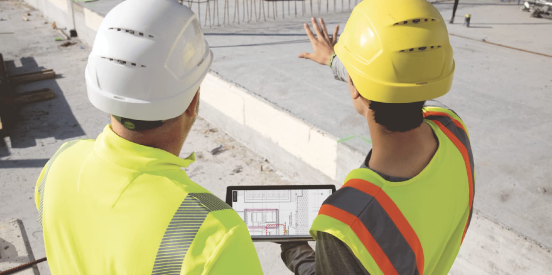 Men holding smartphone showing Hilti Documentation Manager