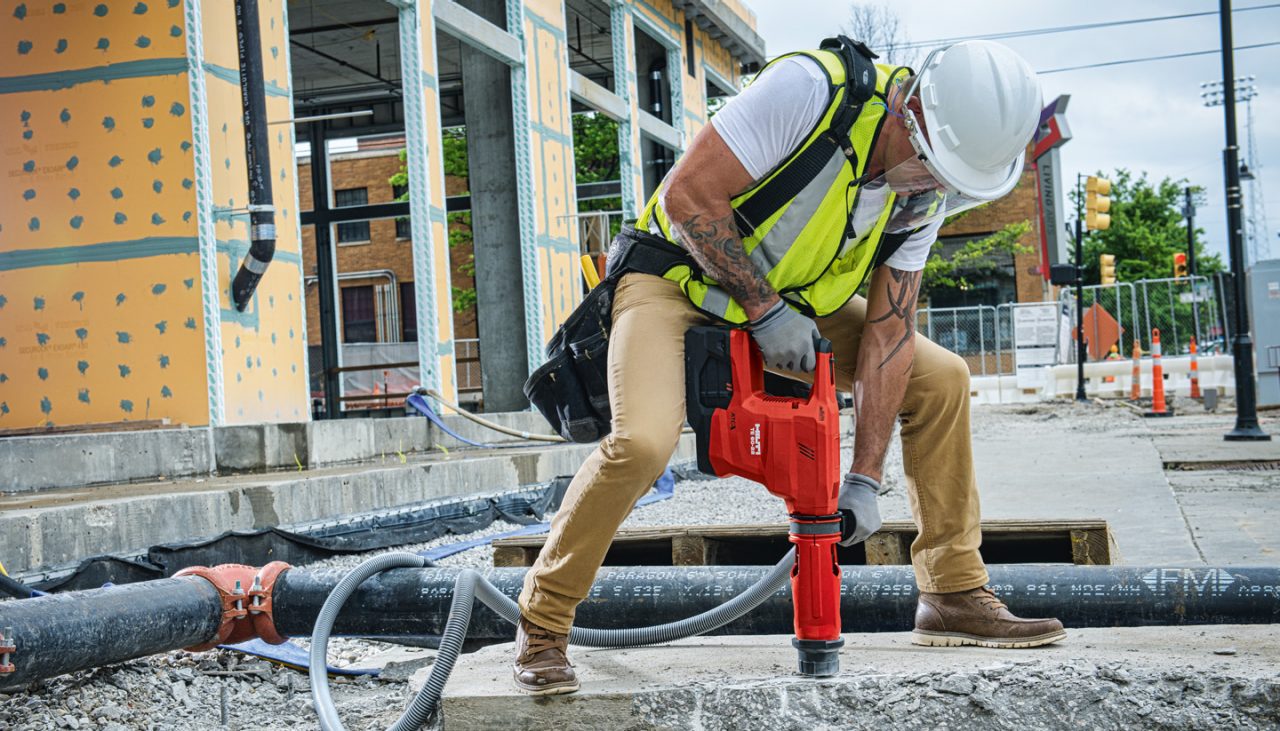 Ein Arbeiter verwendet Hilti Nuron TE 60-22 Akku-Bohrhammer auf eine Baustelle