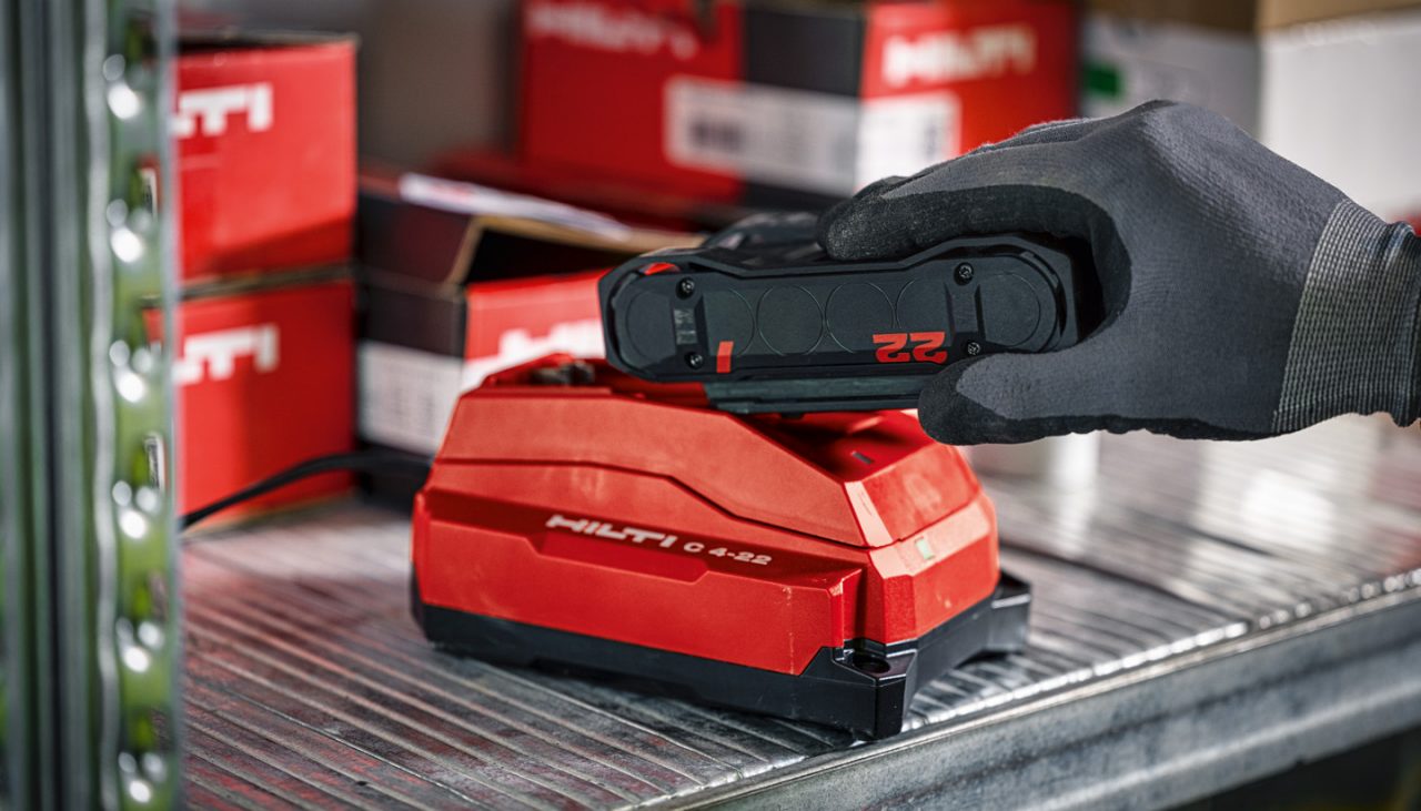 Hilti 22 V Akku wird auf die Ladestation gelegt
