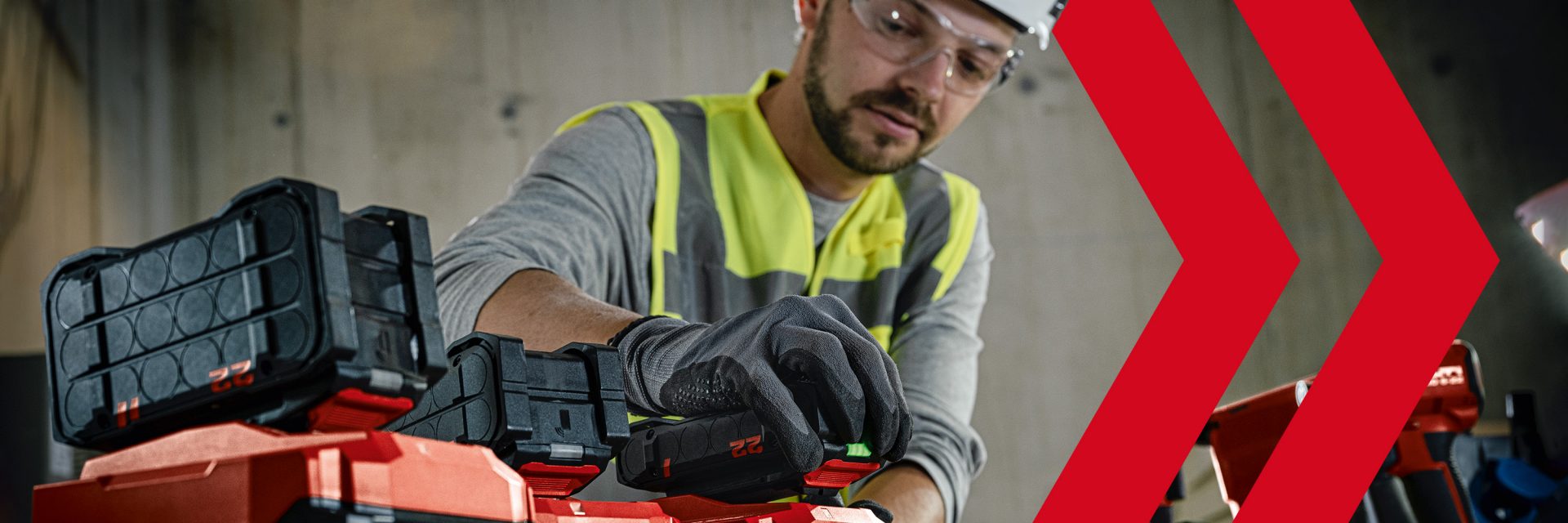 Ein Arbeiter lädt Hilti Nuron-Akkus mit Ladestationen auf