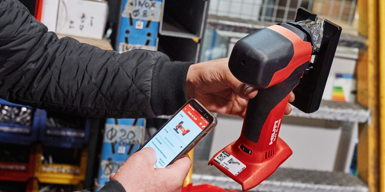 Person, die den QR-Code eines Geräts mit der On!Track App scannt