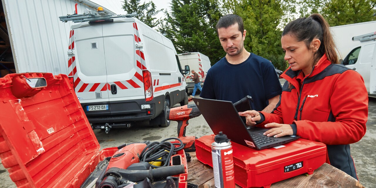 Ein Hilti Mitarbeiter erklärt einem Kunden die ON!Track Lösung