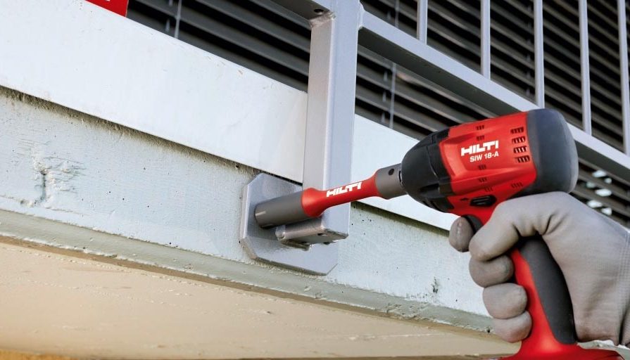 Installation des Handlaufs mit Hilti Schlagschrauber