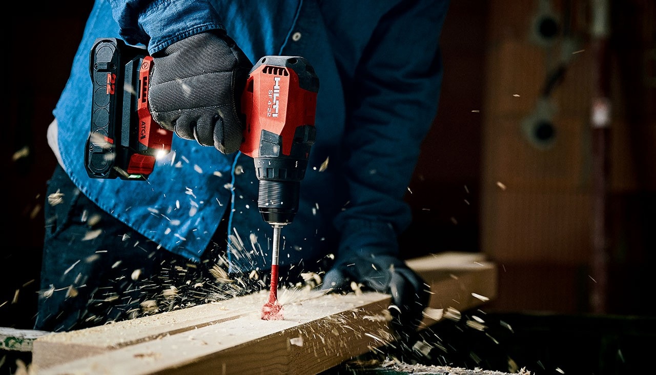 Ein Arbeiter mit Hilti Nuron Akku-Bohrschrauber SF 4-22 arbeitet