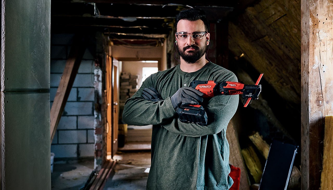 Bewährte Zuverlässigkeit von Hilti; ein Man mit Hilti Nuron Akku-Trockenbauschrauber SD 5000-22