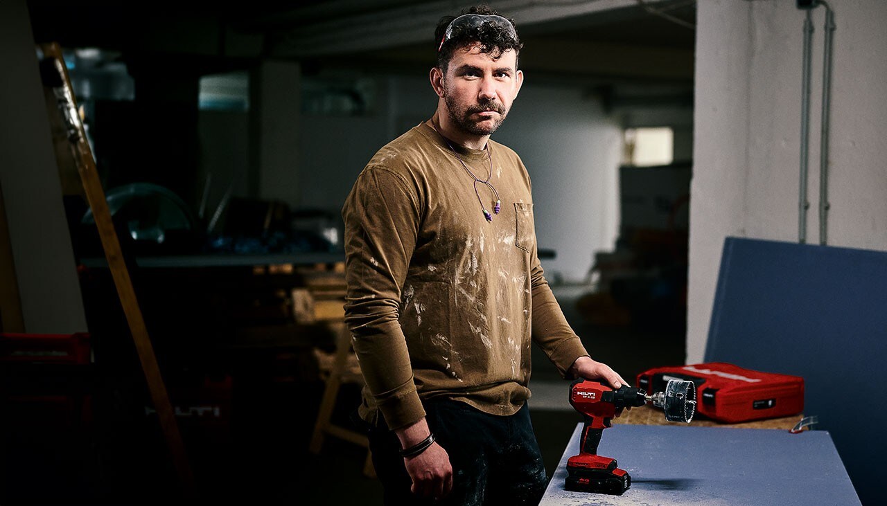 Carsten Schüller mit Hilti Nuron Akku-Bohrschrauber SF 4-22