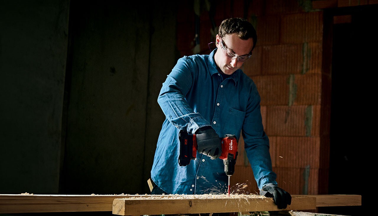 Daniel Sedlmayr, selbstständiger Handwerker arbeitet mit Hilti Nuron Akku-Bohrschrauber SF 4-22