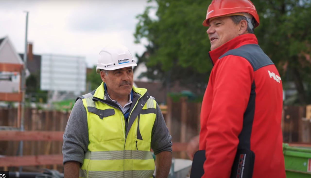 Hilti Mitarbeiter und Kunde unterhalten sich auf der Buastelle