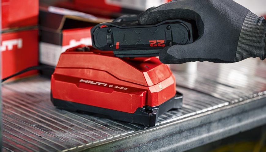 Foto der Hand eines Arbeiters, der die Nuron-Batterie auf die Ladestation legt