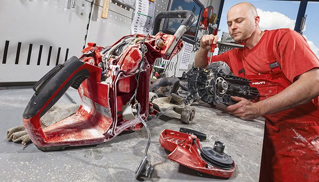 Ein Arbeiter in der Hilti-Reparaturwerkstatt repariert ein Werkzeug