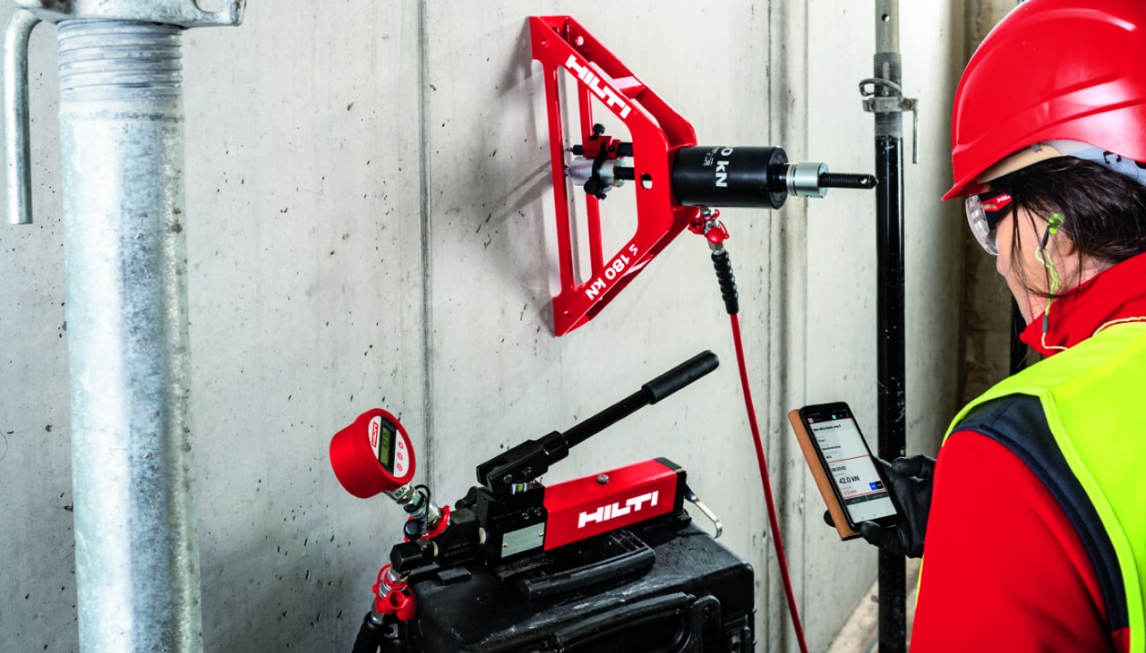 Gerät für die Zugprüfung des Hilti Betonankers vor Ort