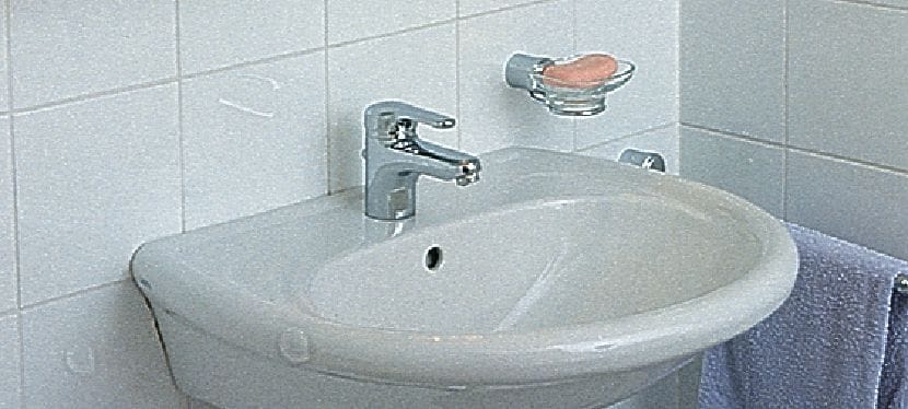 HUD-1 Kunststoffdübel Kostengünstige Universal-Kunststoffdübel für leichte Befestigungen in Hohl- und Massivwänden Anwendungen 1