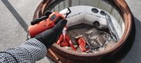 Gehen Sie zu Folie 4 von 7: NUN 10K-22 Akku-Hydraulikpumpe Akku-Hydraulikpumpe mit einem Druck von 10.000 PSI (700 bar) zum Schneiden/Crimpen im Schwerlastbereich sowie zum Schneiden von Erdkabeln und armierten Kabeln (Nuron Akku) – inklusive Fernbedienung Anwendungen 3