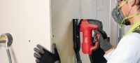 Gehen Sie zu Folie 3 von 4: Pendelhubstichsäge SJD 6 mit D-Griff Pendelhubstichsäge 850 W mit Griff an der Oberseite, mit der anspruchsvolle Kurvenschnitte schneller und komfortabler gelingen Anwendungen 2