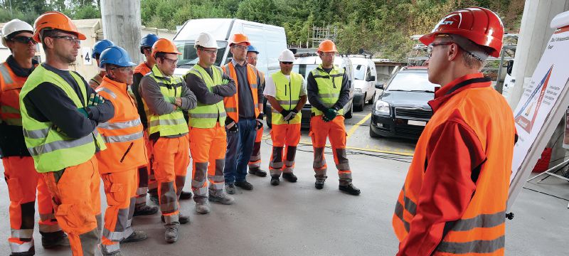 Bild 1 von 1: Schulung zum Arbeitschutz auf der Baustelle Schulung, die praktisches Wissen über häufige Arbeitsschutzrisiken auf der Baustelle vermittelt und aufzeigt, wie sich diese besser vermeiden lassen