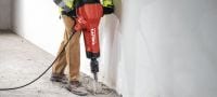 Gehen Sie zu Folie 5 von 6: TE-H SM Spitzmeißel Spitzmeißel zum Feinmeißeln/Aufbrechen von Beton und Mauerwerk in Verbindung mit den Abbruchgeräten TE 3000 oder H28 der 3. Generation mit Klammer Anwendungen 2