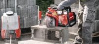 Gehen Sie zu Folie 2 von 4: DSH 600-22 ATC Akku-Trennschleifer (300 mm) Kompakter Akku-Trennschleifer mit Obergriff für Schnitte bis 120 mm in Beton, Mauerwerk und Metall (Nuron Akku-Plattform) Anwendungen 1