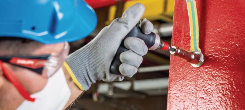 Gewindeschraubbolzen S-BT ER HC Gewindeschraubbolzen (Edelstahl, metrisches Gewinde) für elektrische Verbindungen in Stahl in stark korrosiven Umgebungen, empfohlener maximaler Querschnitt des verbundenen Kabels 120 mm² Anwendungen 1