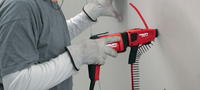 Hartfaserplattenschrauben (S-Spitze) S-DS 14 B M Magazinierte Faserplattenschraube (schwarz phosphatiert) für das Schraubenmagazin SMD 57 – zur Befestigung von Faserplatten auf Holz oder Metallständer Anwendungen 1