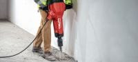 Gehen Sie zu Folie 7 von 7: Elektrischer Betonabbruchhammer TE 3000-AVR für schwere Arbeiten Außergewöhnlich leistungsstarker Abbruchhammer für schwere Beton-Abbrucharbeiten, zum Trennen von Asphalt, für Erdarbeiten und zum Setzen von Erdleitern Anwendungen 6