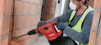 Gehen Sie zu Folie 4 von 7: Bohrhammer TE 50-AVR Unser kompaktester SDS Max (TE-Y) Bohrhammer für mehr Komfort und Kontrolle beim Bohren und Meißeln in Beton, Stein und Mauerwerk Anwendungen 1