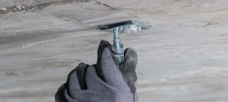 Bild 4 von 5: X-TH Rohrschellenhalterung Metall-Rohrschellenhalterung mit vorinstalliertem Gewindebolzen für leichte elektrische/mechanische Befestigungen an der Decke und zur Verwendung mit Kollationennägeln Anwendungen 1