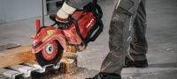 Gehen Sie zu Folie 2 von 5: DSH 700-22 ATC Akku-Trennschleifer (300 mm) Vielseitiger Akku-Trennschleifer mit hinterem Handgriff für Schnitte bis 120 mm in Beton, Mauerwerk und Metall (Nuron Akku-Plattform) Anwendungen 1