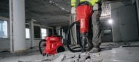 Gehen Sie zu Folie 2 von 7: Elektrischer Betonabbruchhammer TE 3000-AVR für schwere Arbeiten Außergewöhnlich leistungsstarker Abbruchhammer für schwere Beton-Abbrucharbeiten, zum Trennen von Asphalt, für Erdarbeiten und zum Setzen von Erdleitern Anwendungen 1