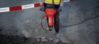 Gehen Sie zu Folie 5 von 7: Elektrischer Betonabbruchhammer TE 3000-AVR für schwere Arbeiten Außergewöhnlich leistungsstarker Abbruchhammer für schwere Beton-Abbrucharbeiten, zum Trennen von Asphalt, für Erdarbeiten und zum Setzen von Erdleitern Anwendungen 4