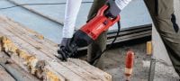 Gehen Sie zu Folie 2 von 3: Säbelsäge SR 30 Säbelsäge für extrem schwere, kontinuierliche Abbrucharbeiten und Schnitte mit minimaler Vibration und sehr guter Ergonomie Anwendungen 1
