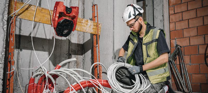 KCF 4-22 Akku-Baustellenventilator Leistungsstarker Baustellenventilator mit ganztägiger Akkulaufzeit, drehbarem Kopf und Aufhängehaken zum Kühlen und Belüften von Arbeitsbereichen (Nuron Akku-Plattform) Anwendungen 1