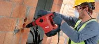 Gehen Sie zu Folie 5 von 6: Bohrhammer TE 60-AVR Vielseitiger und leistungsstarker SDS Max (TE-Y) Bohrhammer für Bohr- und Meißelarbeiten in Beton, mit Aktiver Vibrationsreduktion (AVR) Anwendungen 4