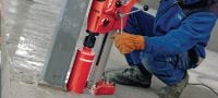 Gehen Sie zu Folie 4 von 7: Kernbohrgerät DD 120 Äußerst kompaktes, leichtes und mobiles Diamantbohrgerät für ständergeführte Betonbohrungen von 16 bis 162 mm (5/8 bis 6-3/8) Anwendungen 1