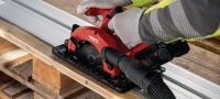 Gehen Sie zu Folie 2 von 2: E-Learning zum Thema Elektrosägen Online-Schulung, die praktisches Wissen über die Sicherheitsaspekte und Risiken bei der Arbeit mit Elektrosägen vermittelt und aufzeigt, wie sich diese vermeiden lassen